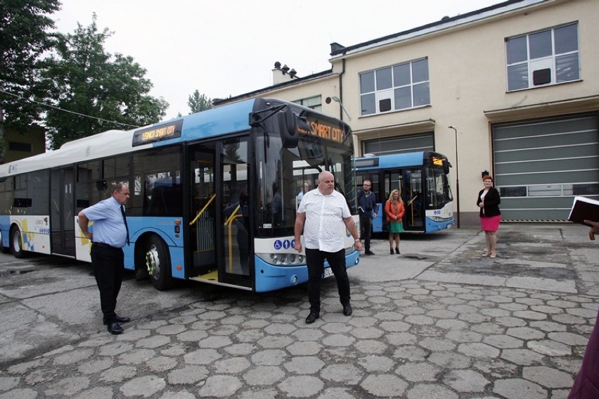 Nowe autobusy w Legnicy, można w nich za bilet płacić kartą [ZDJĘCIA]