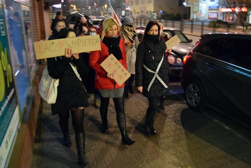Protest kobiet w Stargardzie. Milczący marsz ulicą Wyszyńskiego