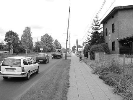 Ulica Mikołowska ma zostać poszerzona kosztem tego trawnika i chodnika. Przed oknami domów mają stanąć dźwiękochłonne ekrany. Fot. ZBIGNIEW MARSZAŁEK