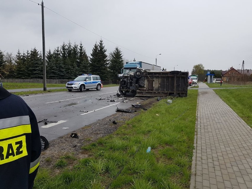 Dąbrowa. Zderzenie auta osobowego z dostawczym. Jedna osoba trafiła do szpitala [ZDJĘCIA]