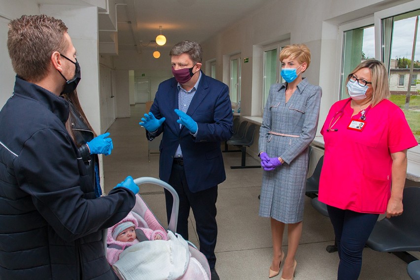 Miesiąc po narodzinach Klara opuściła szpital w Zgierzu. Jej rodzice byli zakażeni koronawirusem FOTO, WIDEO