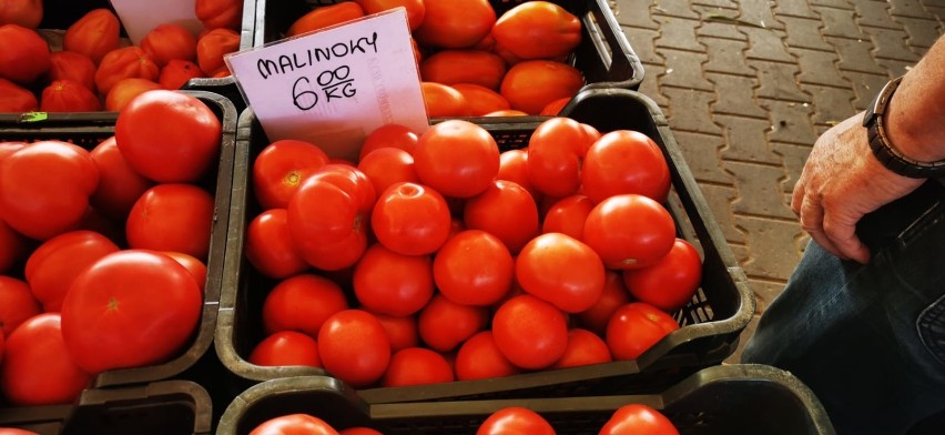 Łap promocję, tanie pomidory! Targowisko w Świebodzinie to świeże warzywa i owoce. Zobaczcie ich ceny
