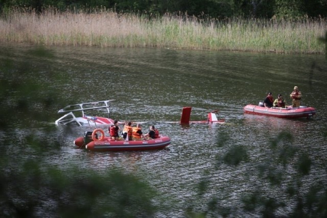 Śmigłowiec Eurocopter, który gasił pożary lasów na zlecenie Lasów Państwowych, wpadł 23 maja do zalewu Rogoźnik II. Będzie wyciągany prawdopodobnie w czwartek 26 maja

Zobacz kolejne zdjęcia/plansze. Przesuwaj zdjęcia w prawo - naciśnij strzałkę lub przycisk NASTĘPNE