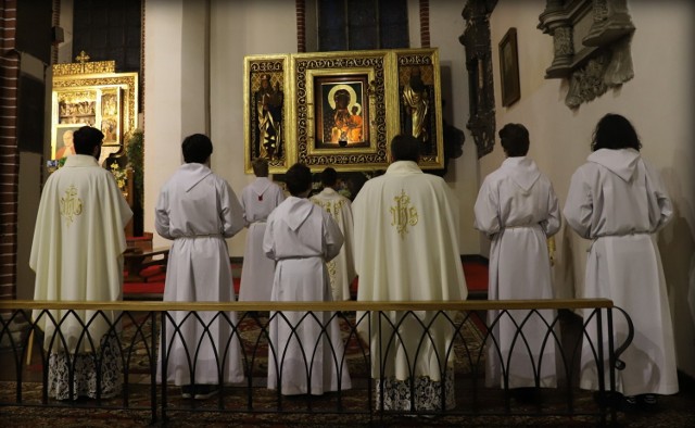 - Dzisiaj, w trudnych czasach pandemii, warto na chwilę przeczytać dzieła Jana Pawła II  i spróbować zrozumieć, przynajmniej niektóre z nich - podkreślają urzędnicy z brzeskiego ratusza.