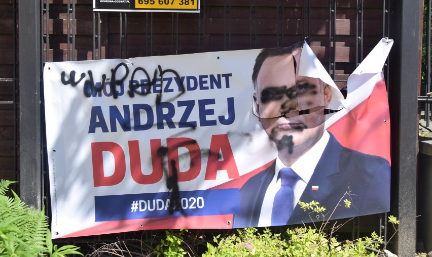 Malbork. Niszczone banery wyborcze Andrzeja Dudy, ale nie tylko. "Taka ich kultura polityczna"