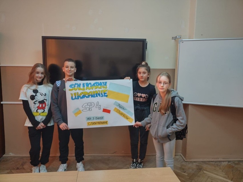 Dzieci ze szkół i przedszkoli w Wieluniu i powiecie solidaryzują się z Ukrainą ZDJĘCIA