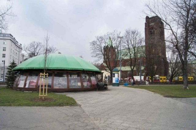 Plac powinien być reprezentacyjną częścią Ochoty. Szpeci go jednak „grzybek”, czyli barak ulokowany w centralnym punkcie miasta oraz zakład pogrzebowy znajdujący się przy kościele. Dzielnica chce przeprowadzić rewitalizację placu. Miejmy nadzieję, że po niej poprawi się jakość przestrzeni publicznej.