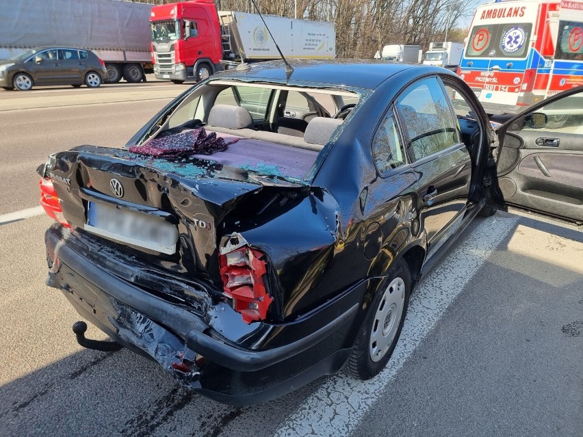 Wypadek w Przemyślu. Ciężarowe iveco uderzyło w volkswagena passata [ZDJĘCIA]