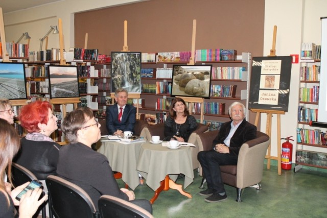 Janina Osewska, gość ostatnich Dialogów Poetyckich (druga  z prawej)  pokazała zdjęcia z podróży do Nowej Zelandii