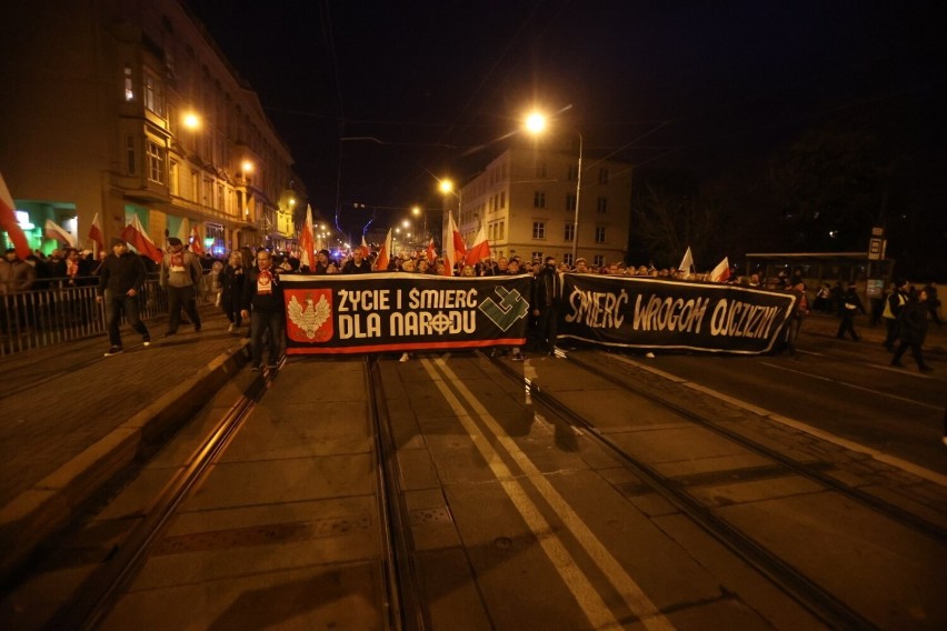 Marsz Polaków we Wrocławiu Wyruszył po godz. 16 z placu...