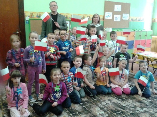 Leszno: Łukasz Borowiak poprowadził w Przedszkolu nr 6 warsztaty z okazji Dnia Flagi