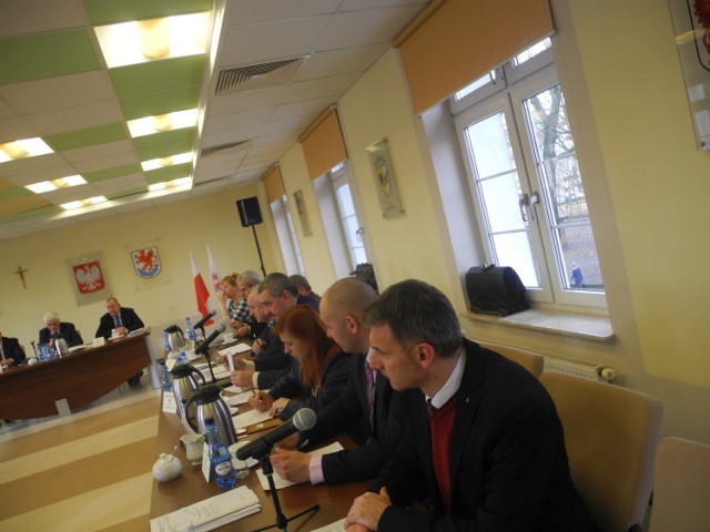 Niezadowolony ze zgody zarządu powiatu na łączenie funkcji dyrektora szpitala i komisarza przez Pawła Bakuna jest m.in. Sławomir Rutkowski (pierwszy z prawej).