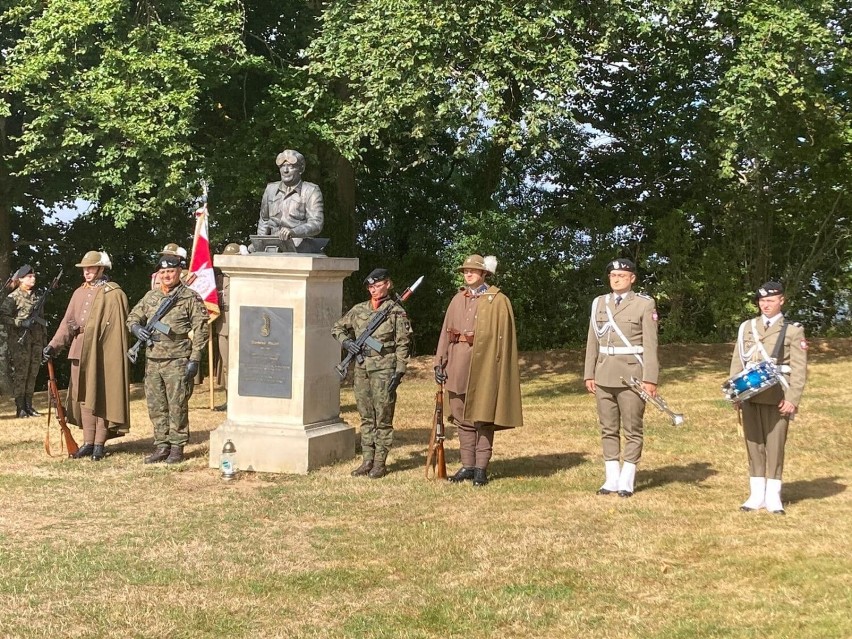 Żołnierze 21 BSP z Rzeszowa podczas uroczystości we Francji.