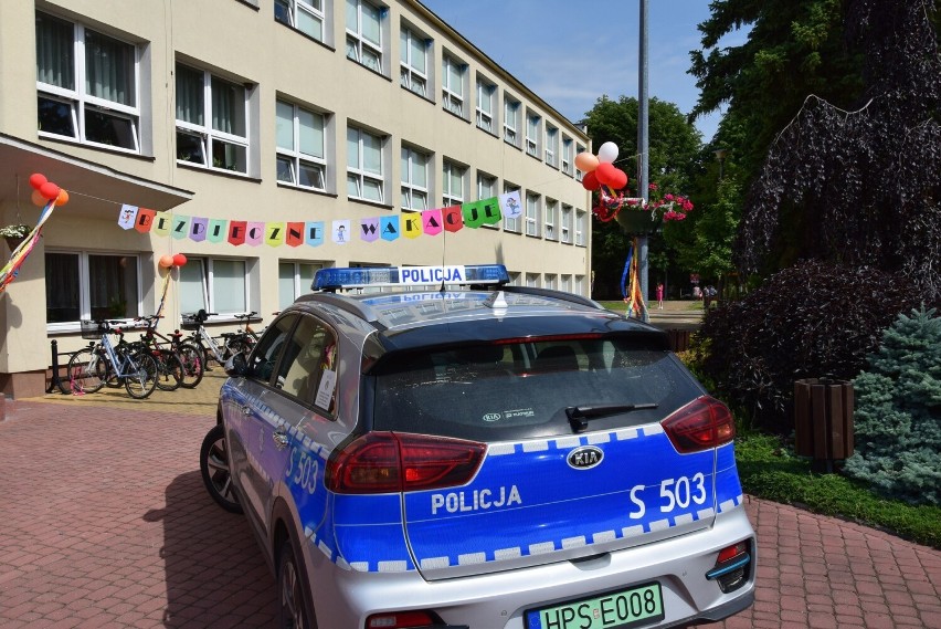 Super piknik "Bezpieczne Wakacje" dla uczniów sandomierskiej "Trójki. Pogadanka z policją, ratownikami medycznymi i kurs na kartę rowerową