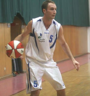 Jarosław Kolenda w meczu z MMKS Dąbrowa Górnicza był jednym z najskuteczniejszych zawodników Pogoni. arc