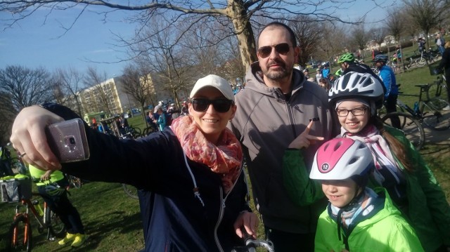 Barbara Kaszewska z rodziną na wiosennej rowerowej masie krytycznej. Rowery to często rozrywka Kaszewskich