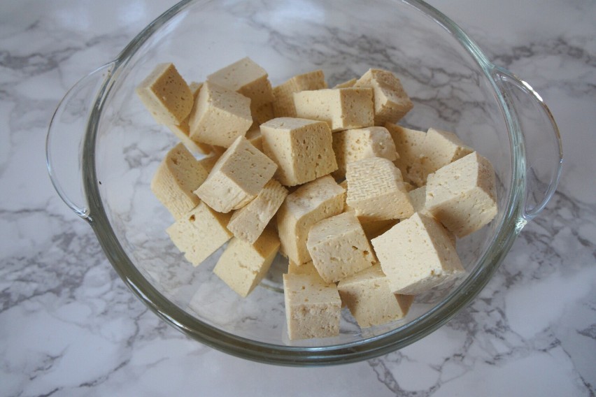 Do dania najlepiej wykorzystywać tofu naturalne. Dzięki...
