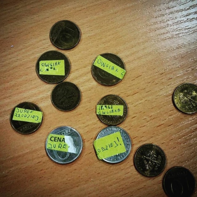 Monety z naklejkami szkalującymi Jerzego Owsiaka znalezione w jednej z puszek WOŚP w Opolu