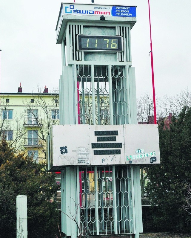 Zegar na placu Konstytucji 3 Maja w pobliżu Urzędu Miejskiego jest kapryśnym urządzeniem.