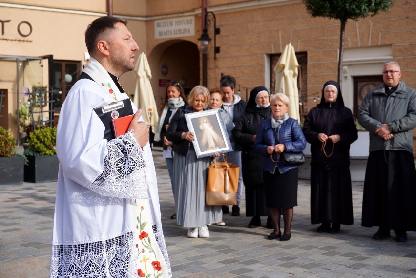 Wierni wyszli na ulice. Modlili się m.in. o koniec pandemii koronawirusa oraz w intencji prezydenta Andrzeja Dudy i rządzących