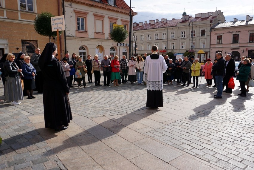 Wierni wyszli na ulice. Modlili się m.in. o koniec pandemii koronawirusa oraz w intencji prezydenta Andrzeja Dudy i rządzących