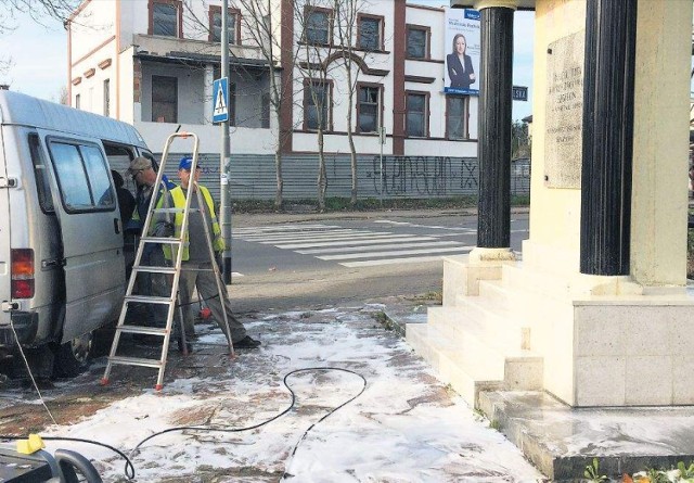 Pomnik poświęcony sowieckim żołnierzom, stoi przy ulicach ...