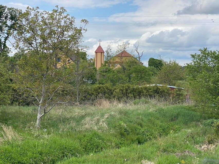 Nowy krzyż na dzwonnicy w parafii MB Pocieszenia w Wyszynach.