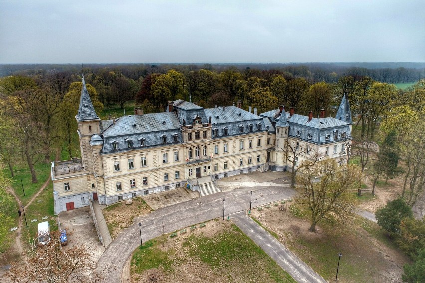 Pałac w Trzebiechowie (powiat zielonogórski) leży 30 km od...