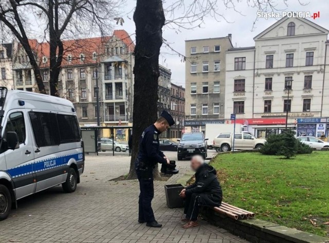 Policjant przekazał buty bezdomnemu