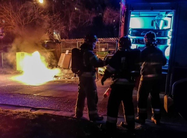 Podpalacz podłożył ogień w dwóch śmietnikach w Fordonie. Płomienie uszkodziły pojazdy.