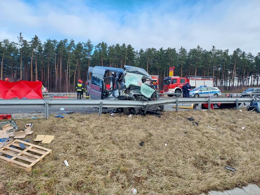 Tragiczny wypadek na A4 koło Tarnowa. Nie żyją cztery osoby z busa, który rozbił się w Łętowicach. A4 była zablokowana [ZDJĘCIA]