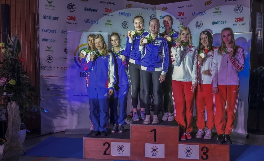 Wręczenie medali dla zwycięzców, Kasia stoi pierwsza z lewej...
