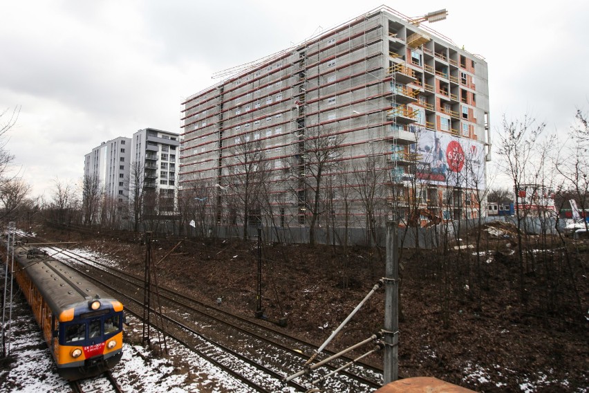 Nowe bloki rosną za stacją benzynową przy al. 29 Listopada....