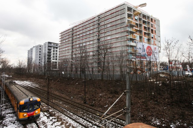 Nowe bloki rosną za stacją benzynową przy al. 29 Listopada. Wiadomo już, że dla nowych mieszkańców zabraknie miejsc parkingowych, a w okolicy nie ma gdzie zostawić auta