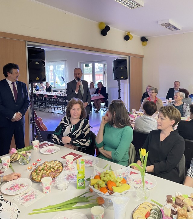 Blisko 130 pań uczestniczyło w imprezie z okazji Dnia Kobiet, jaką gmina Zapolice zorganizowała w świetlicy wiejskiej w Swędzieniejewicach