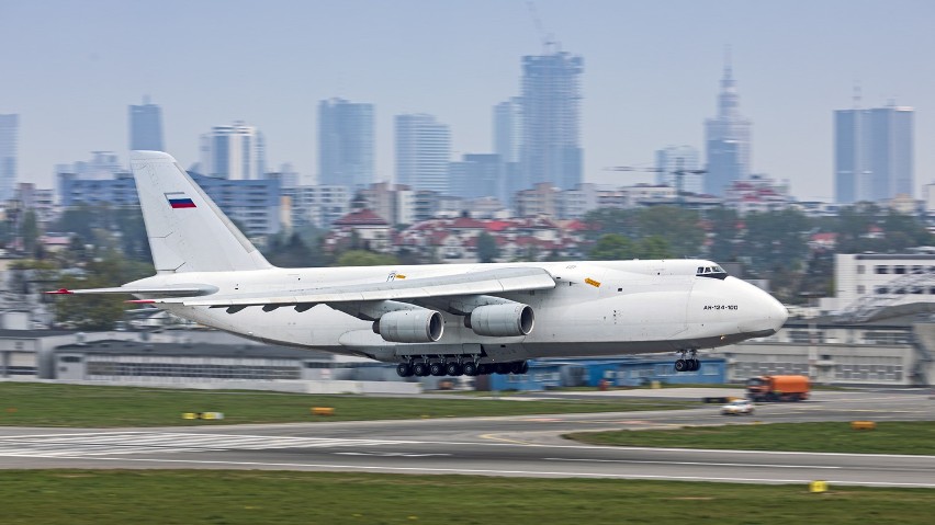Antonow An-124 Ruslan. Kolejny gigant na lotnisku Chopina. Przywiózł tony lekarstw do polskich aptek