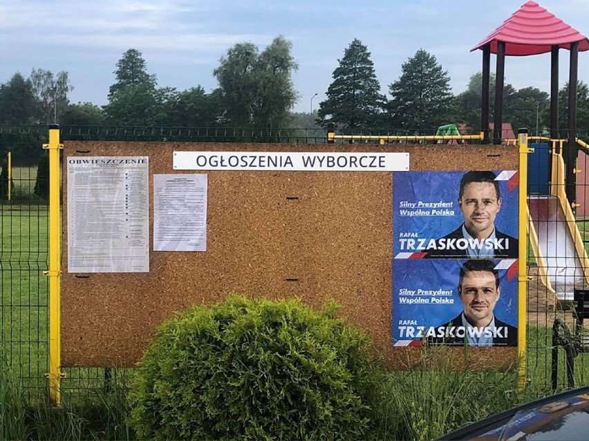 Sztab Trzaskowskiego w Radomsku rozwiesza i rozdaje plakaty...