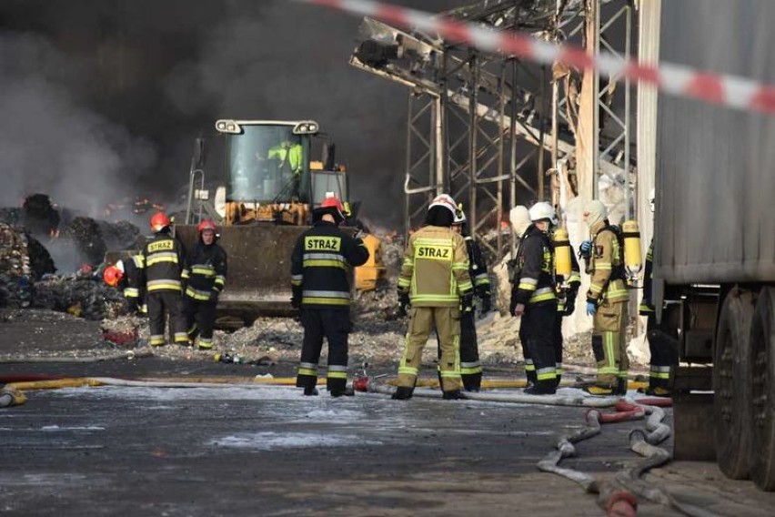 Pożar składowiska gaszono przez kilka dni