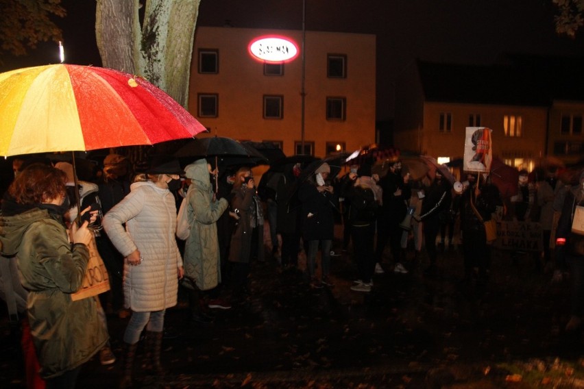 Protest Kobiet w Złotowie - manifestacja pomimo deszczu i tak się odbyła