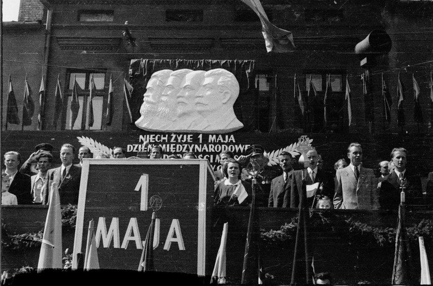 Chrzanów. 1 maja w czasach PRL. Maszerujące tłumy z transparentami wielbiącymi komunizm [ZDJĘCIA]