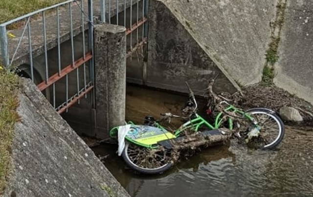 Ktoś wrzucił miejski rower do kanału. To jeden z wielu przykładów dewastacji jednośladów.