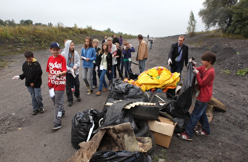 Dzieciaki sprzątały teren kopalnianej hałdy w Jastrzębiu