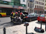 Wrocław. Groźnie wyglądający wypadek w centrum. Motocykl wbił się pod BMW. Zobacz zdjęcia