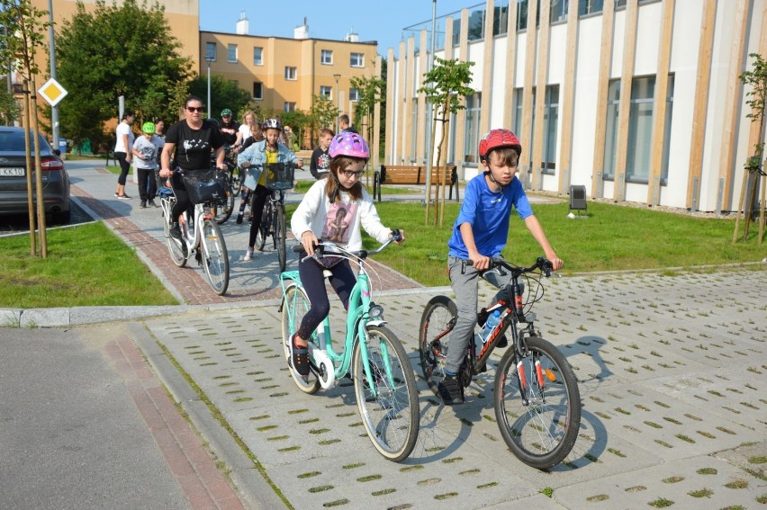 Lębork. Rodzinna wyprawa rowerami z "Bazy" do Diabelskiego Kamienia niedaleko Nowej Wsi