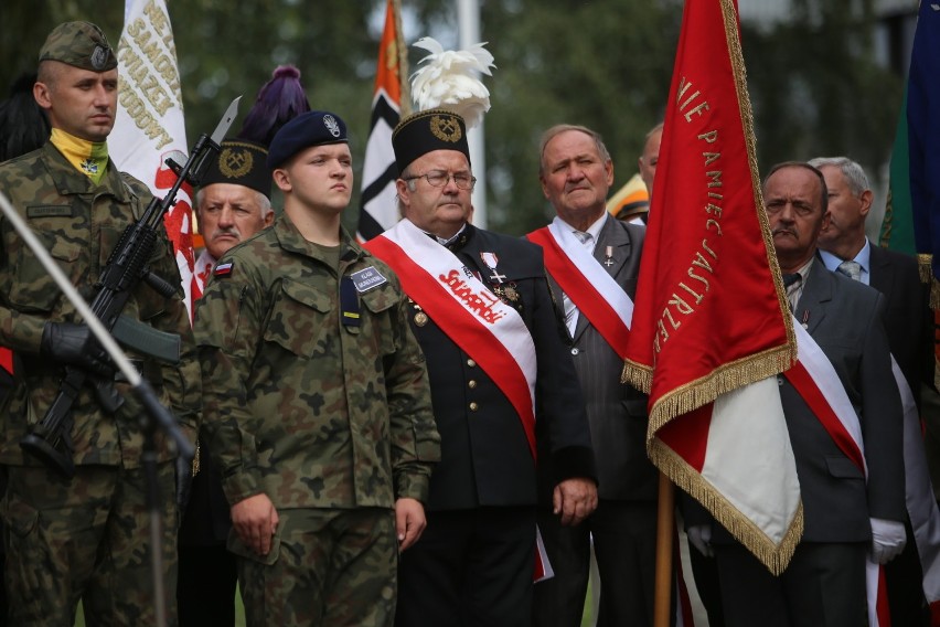 38 rocznica Porozumień Katowickich. Posadzili pod Hutą Katowice "Dąb Wolności" [ZDJĘCIA]  