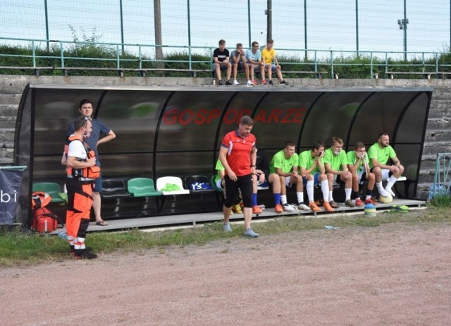 Tak wyglądają nowe ławki rezerwowych na stadionie w Starachowicach.