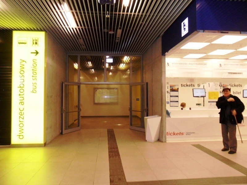Środkowe przejście z hali dworca PKP na dworzec autobusowy
