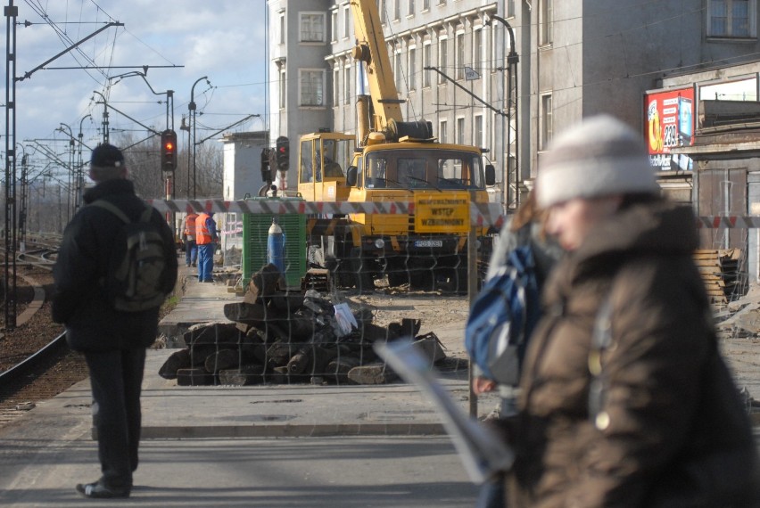 Gdynia: Flesz z przeszłości. 17.03.2008. Remont peronu SKM w Śródmieściu