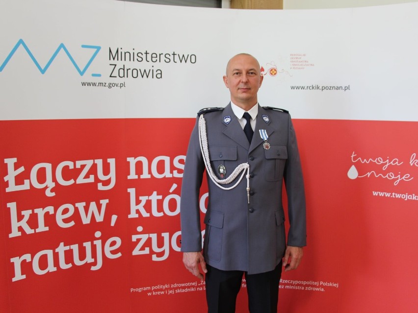 Policjant z Kościana w gronie odznaczonych, mundurowych dawców krwi
