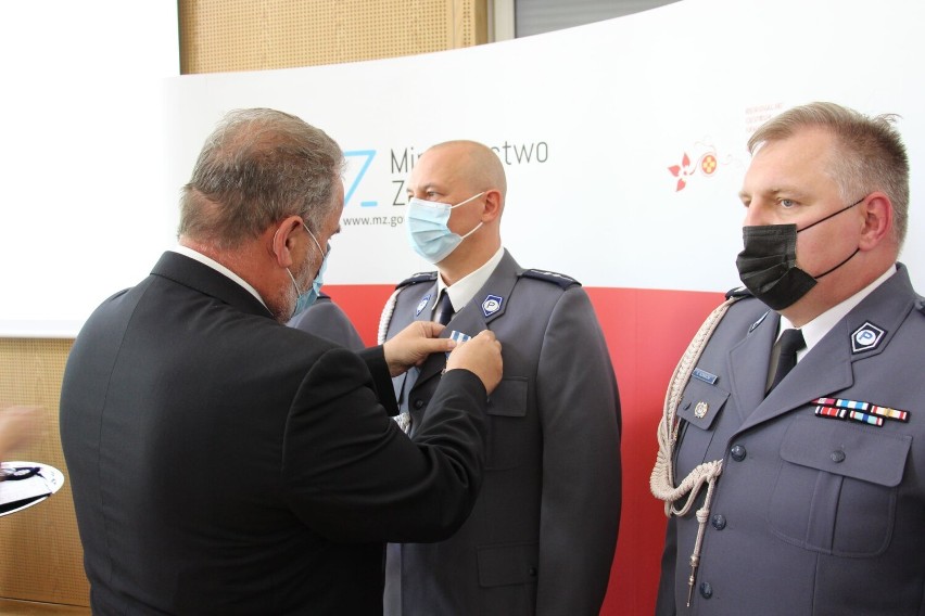 Policjant z Kościana w gronie odznaczonych, mundurowych dawców krwi